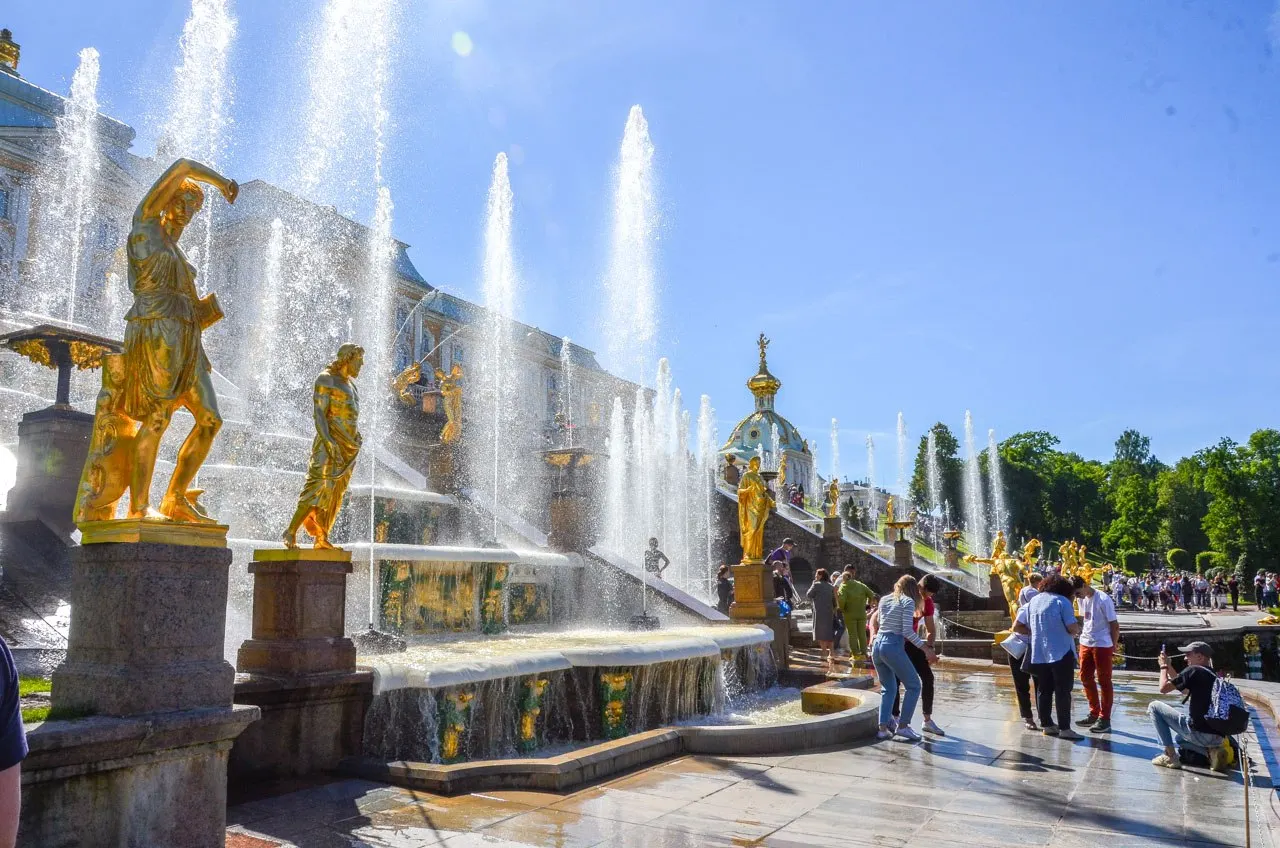 Средняя стоимость прогулки по Санкт-Петербургу составляет около 1 500 ₽, тогда как в Москве — примерно 750 ₽; при этом оба города лидируют по спросу, а туристы всё чаще выбирают авторские и иммерсивные программы.