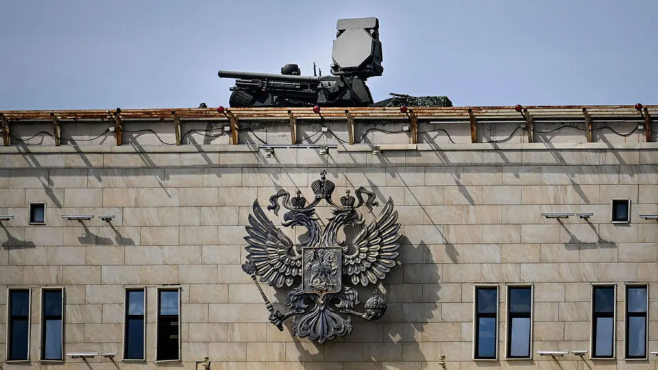 Из‑за переброски средств ПВО на охрану парада 9 мая другие регионы остаются с ослабленной защитой. Командование украинских дронов предупреждает о целенаправленных ударах по периферийным военным объектам и энергетической инфраструктуре.