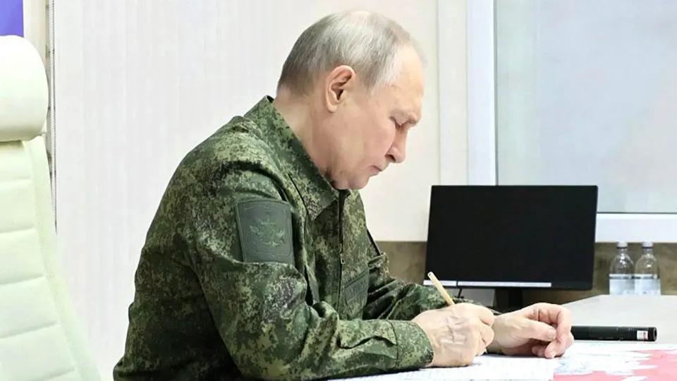 Разведки и военные европейских стран отмечают рост вероятности того, что Москва может пойти на ограниченную военную операцию за границей — в частности против прибалтийских государств — опираясь на новое законодательство и внешнеполитические факторы.