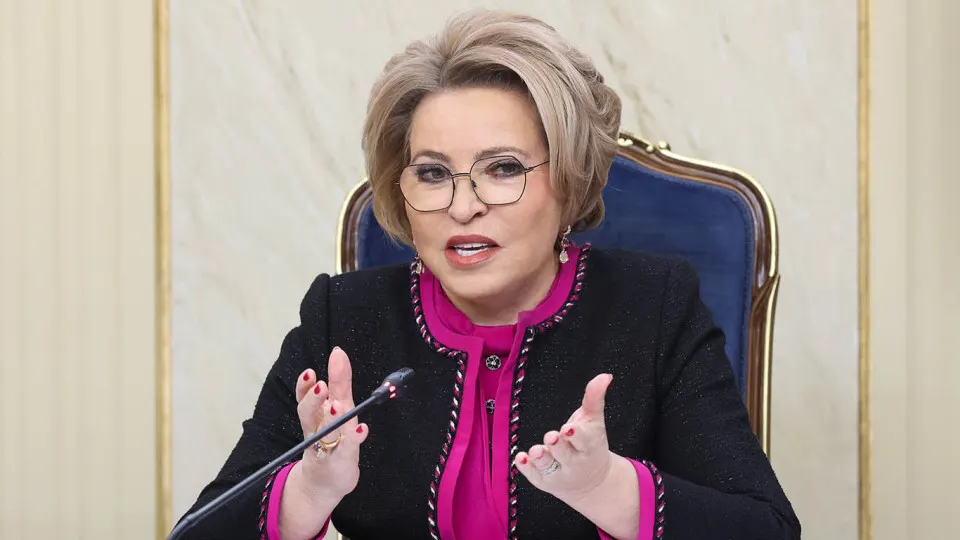 Председатель Совета Федерации Валентина Матвиенко призвала усилить контроль за качеством питания в больницах. Одновременно регионы России массово сокращают расходы на здравоохранение — суммарно планируются сэкономить около 107 млрд рублей.
