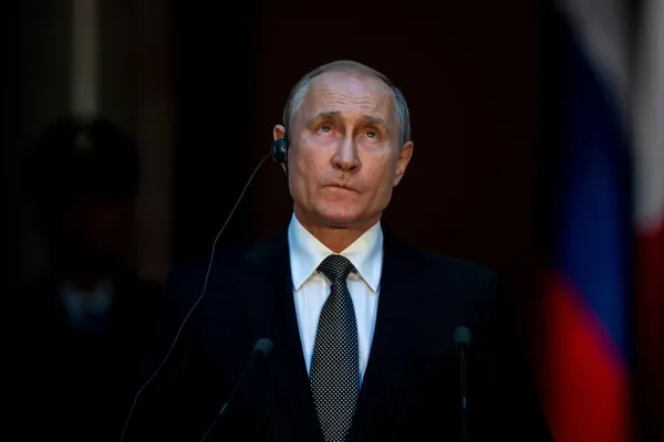 С начала 2026 года в государственных новостных каналах заметно уменьшилось число публикаций и упоминаний президента. Сокращение совпало с сообщениями об атаке на одну из резиденций и изменениями в графике поездок и мерах безопасности.