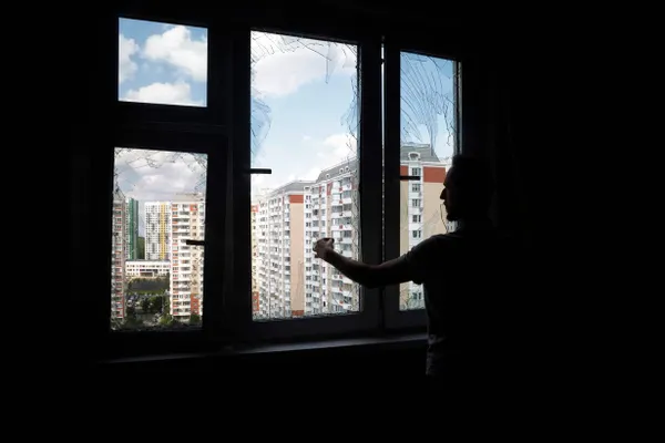 Движение по мосту остановили вечером 17 мая и возобновили около 07:30 18 мая. В Краснодарском крае задержаны 16 пассажирских поездов; пассажирам с длительной задержкой выдают воду и питание.