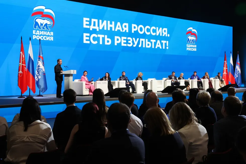 Государственные и лояльные СМИ получили указание избегать слова «запрет» в заголовках и материалах, смещая риторику в сторону «ограничений» и позитивных инициатив партии власти на фоне предстоящих выборов.