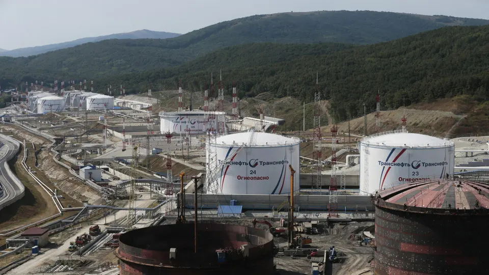 Аналитики пересмотрели прогноз: из‑за ударов по портам и НПЗ экспорт нефти может сократиться примерно на 1 млн баррелей в сутки, что почти вдвое снизит ожидания роста ВВП.
