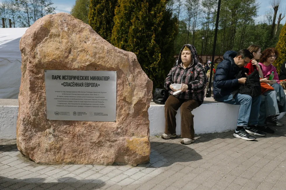 В центре Калининграда 9 мая прошёл парад с усиленными мерами безопасности: к памятнику 1200 гвардейцам временно ограничили проход. В Парке Победы работает комплекс «Спасенная Европа» с уменьшенными копиями демонтированных в Европе монументов — посетители реагировали по-разному.