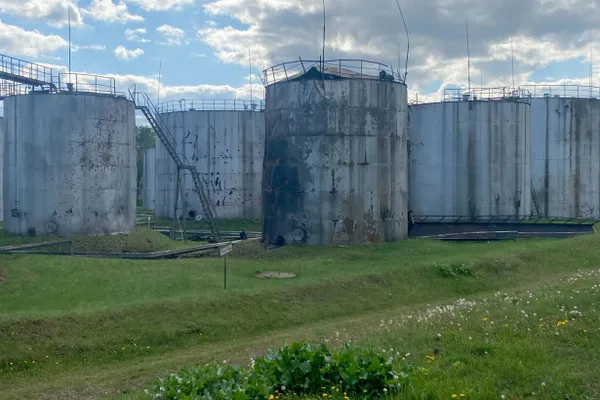 Аэропорт Пулково в Санкт-Петербурге в течение утра 19 мая трижды останавливал приём и отправление рейсов из‑за угрозы беспилотников. В результате — длительные задержки, отмены и перенаправления рейсов; аналогичные сообщения о дронах фиксировали в соседних странах.