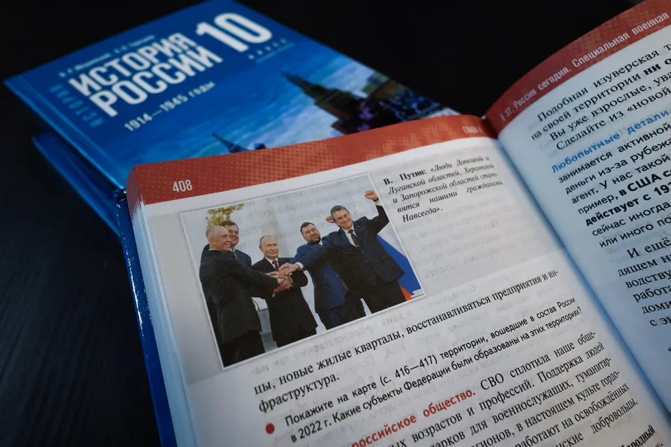 Новые школьные пособия для 6–9 классов 2025 года систематически подгоняют прошлое под современную политическую повестку: спорные факты замалчиваются, актуальные государственные проекты вплетаются в рассказ о древности, поражения и насилие смягчаются.
