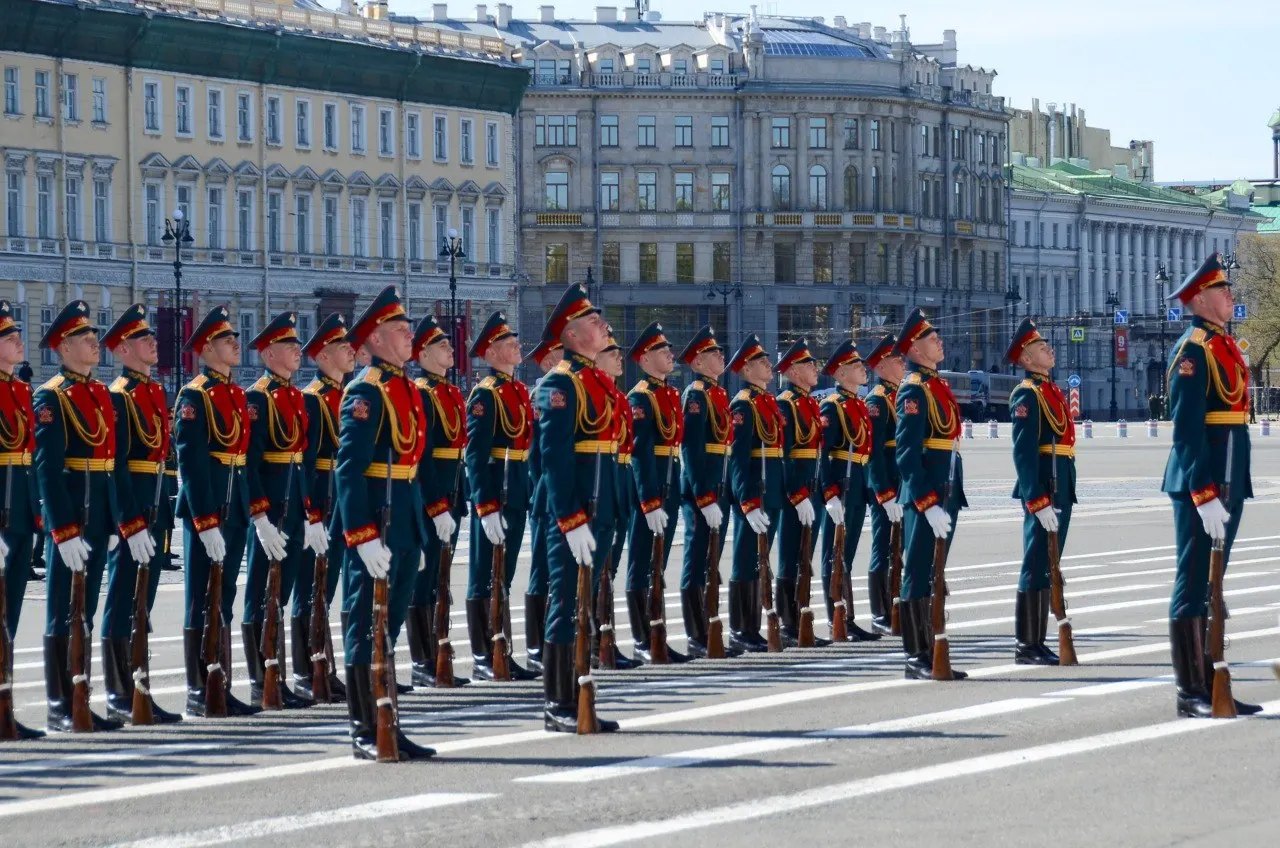 В центре Петербурга 9 мая вводятся временные перекрытия и ограничения из‑за парада и акции «Бессмертный полк». Рассказываем о ключевых событиях и правилах поведения.