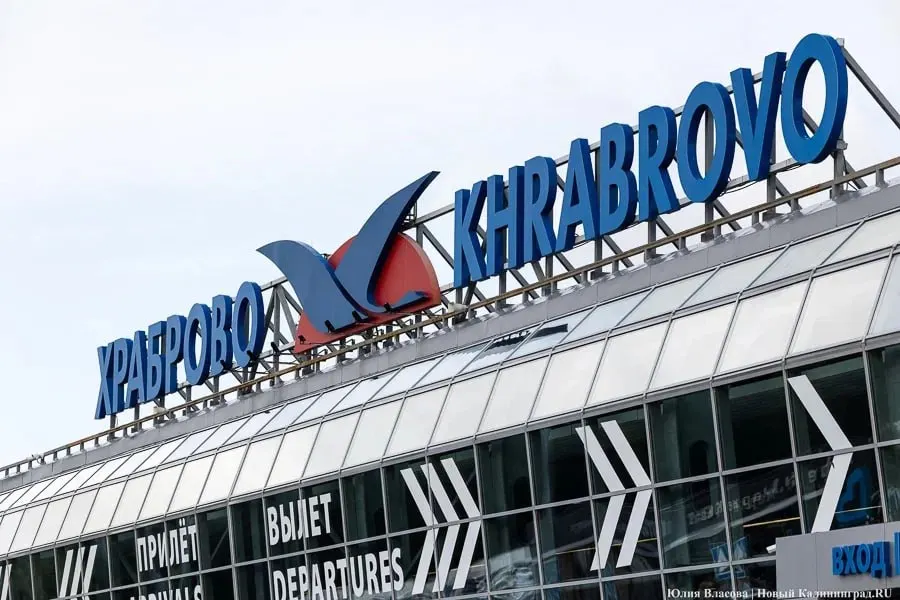 В калининградском аэропорту «Храброво» массовые задержки и отмены рейсов объясняют временными ограничениями в воздушном пространстве Ленинградской области. Пострадали направления Москва, Санкт‑Петербург, Новосибирск, Иваново и Волгоград.