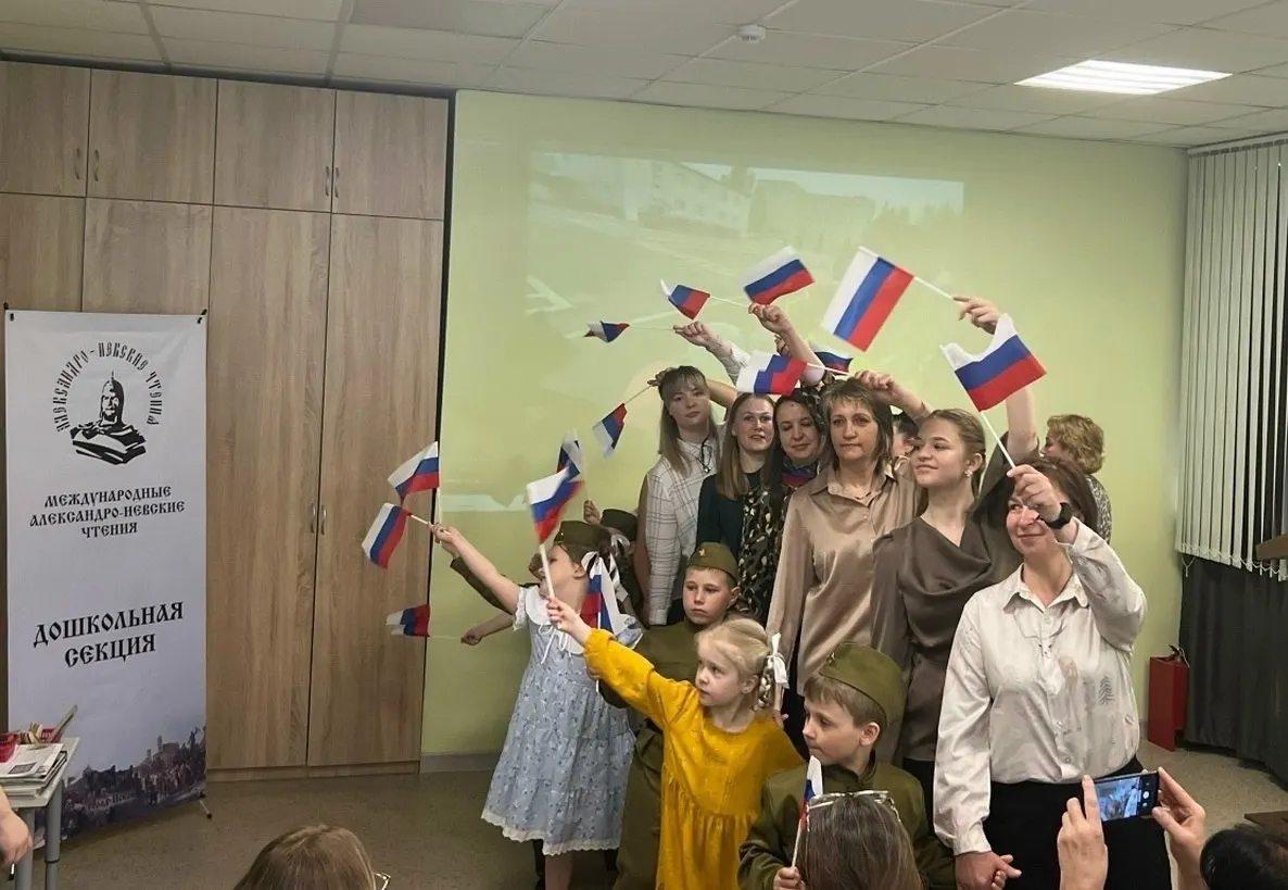 В детском саду №41 Пскова состоялась лекция, где священник, представитель ветеранов и сотрудники детских учреждений рассказали детям о князе Александре Невском и участниках СВО.