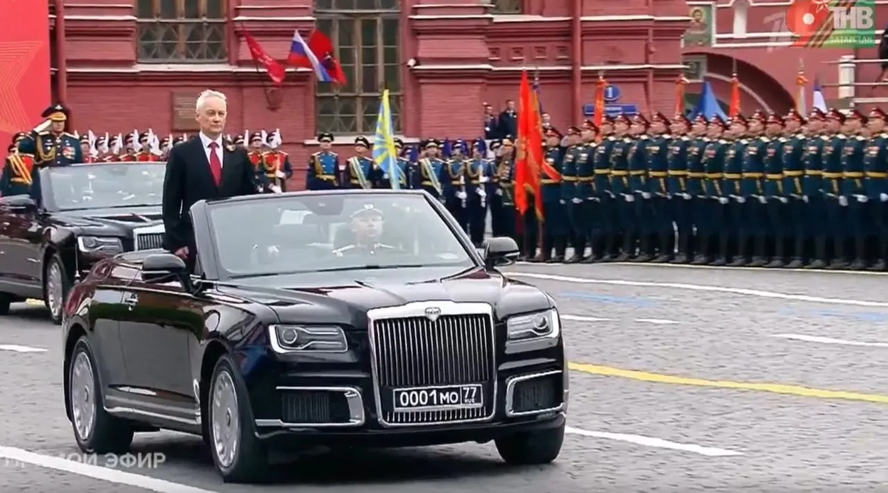 Министр обороны РФ Андрей Белоусов провёл смотр войск на автомобилях Aurus. Показанный кабриолет собрали в Москве; другие модели этой линейки выпускают в Елабуге.