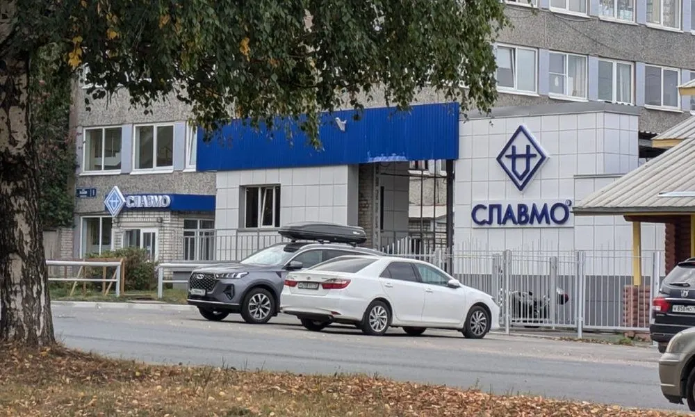 7 мая 2026 года в учредительные документы «Славмо» внесли изменения — сменилось руководство. Завод работает с 1993 года, в штате 377 человек. Одновременно судом прошли меры в отношении другого крупного молокозавода республики.