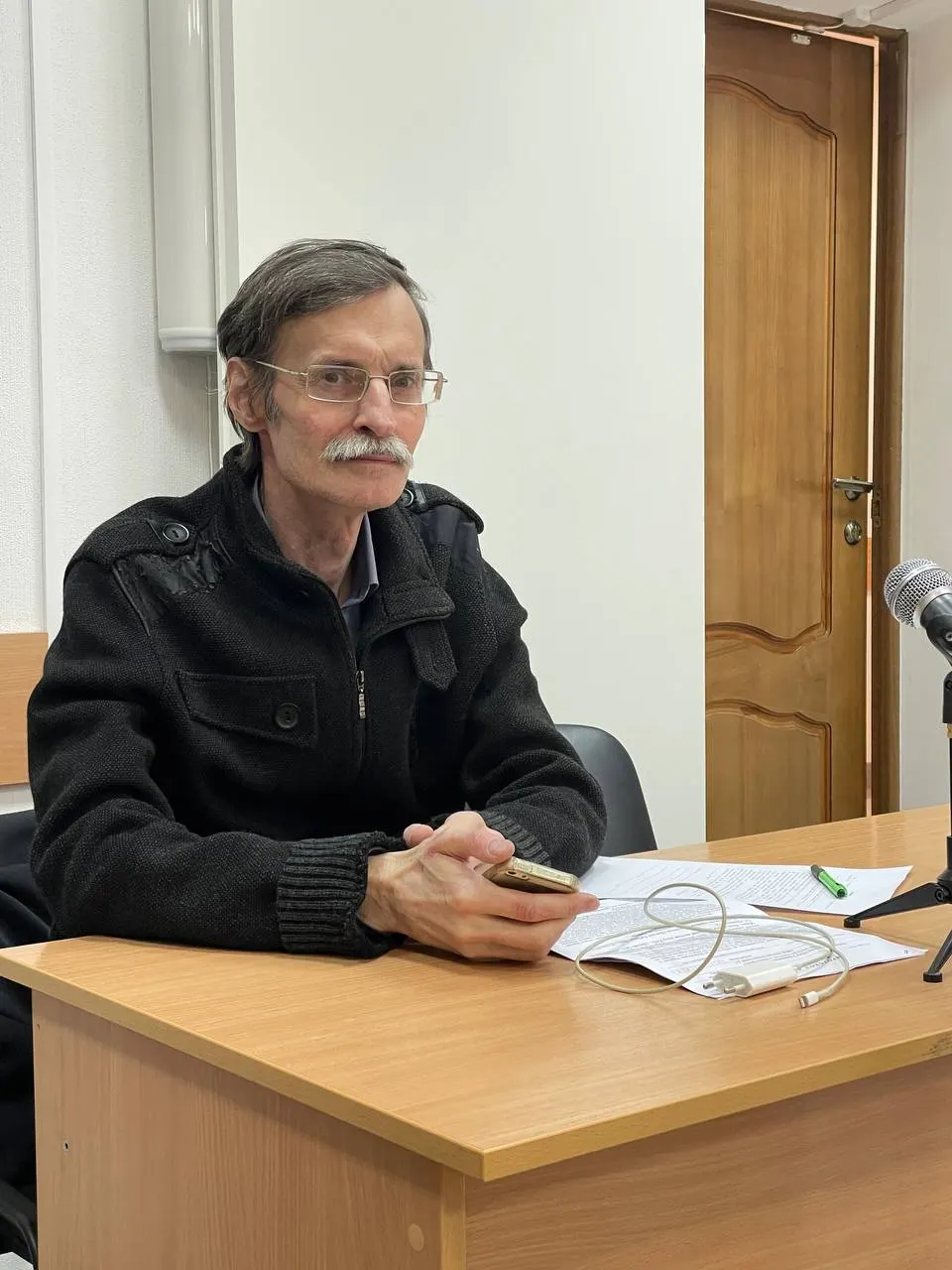 Петрозаводский городской суд признал публикации 2020 года демонстрацией экстремистской символики; депутат Эмилия Слабунова сообщила, что Рыбаков намерен обжаловать решение.