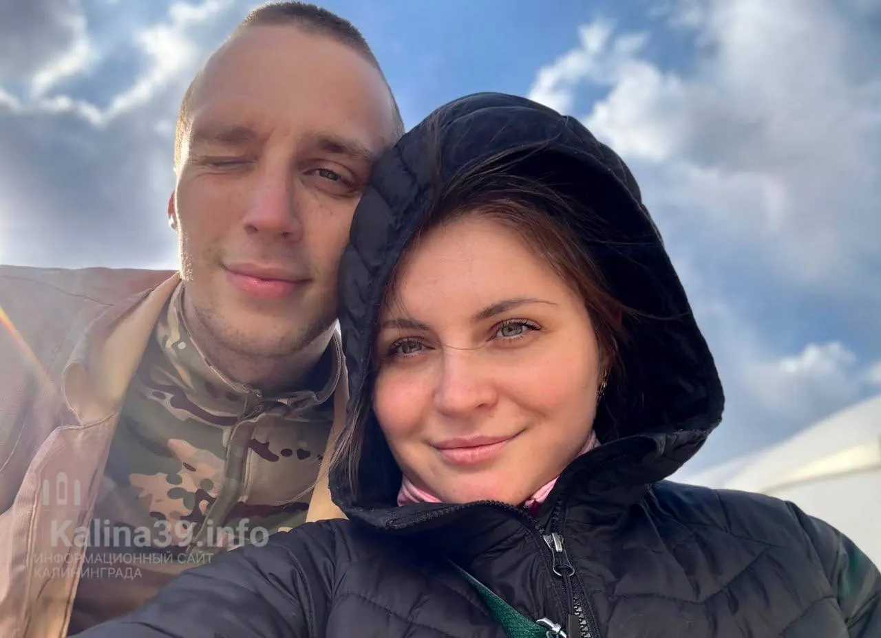 Женщина из Калининграда заявляет, что у её мужа — военнослужащего — серьёзные травмы коленей, однако его продолжают привлекать к тяжёлым тренировкам и готовят к штурмовым задачам; обращения в военную прокуратуру по её словам не дали результата.
