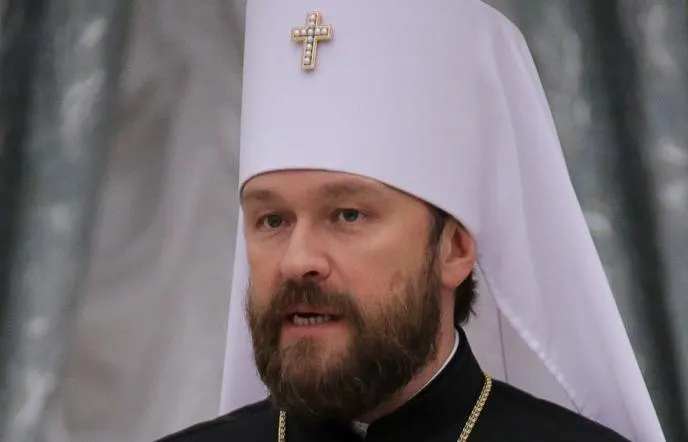 Их освободили без предъявления обвинений после задержания в Карловых Варах; экспертиза выявила запрещённое вещество, расследование продолжается.