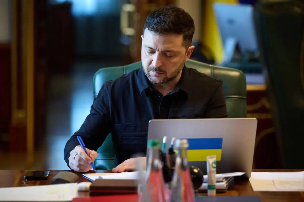 Президент Украины сообщил о начале режима тишины с 00:00 ночи 6 мая и отметил, что Киев не получал от Москвы официального предложения о перемирии на 8–9 мая.
