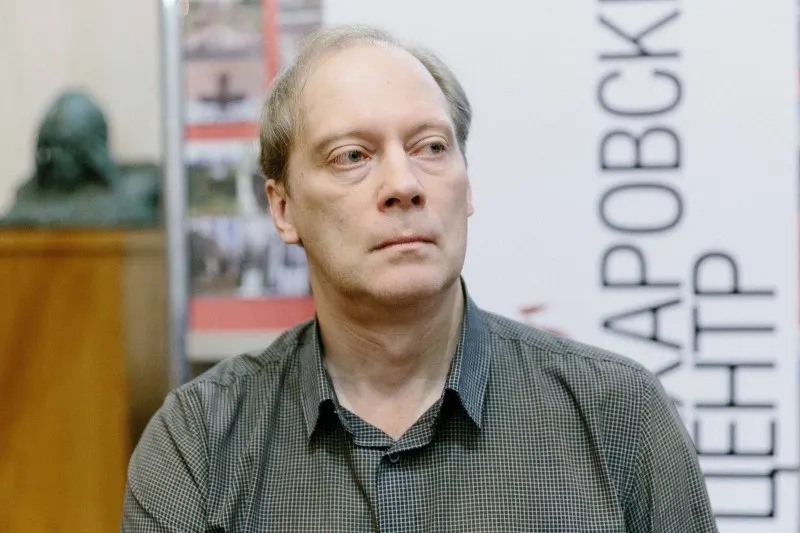 В Псковский городской суд поступил протокол по статье о несдаче отчёта «иностранного агента» в отношении псковского журналиста и писателя Алексея Семёнова. Судебное заседание назначено на 1 июня, ему грозит штраф.