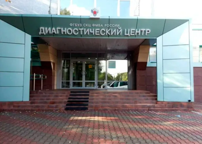 ФМБА заключил контракты почти на 15 млн рублей с петербургской компанией, владельца которой связывают с сетью стриптиз‑клубов; та же фирма поставляла оборудование в медицинские учреждения Коми и в НИИ Минздрава.