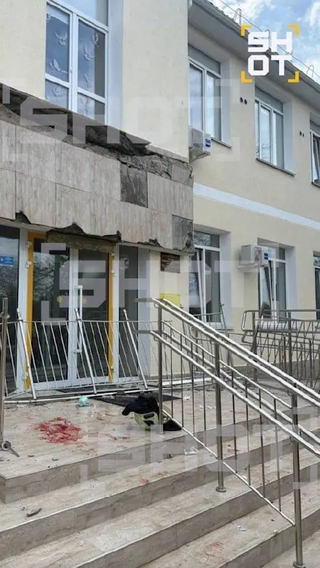 Во время традиционной фотосессии на балконе школы №13 конструкция не выдержала и обрушилась. Девять учеников 17 лет получили травмы, возбуждено уголовное дело.