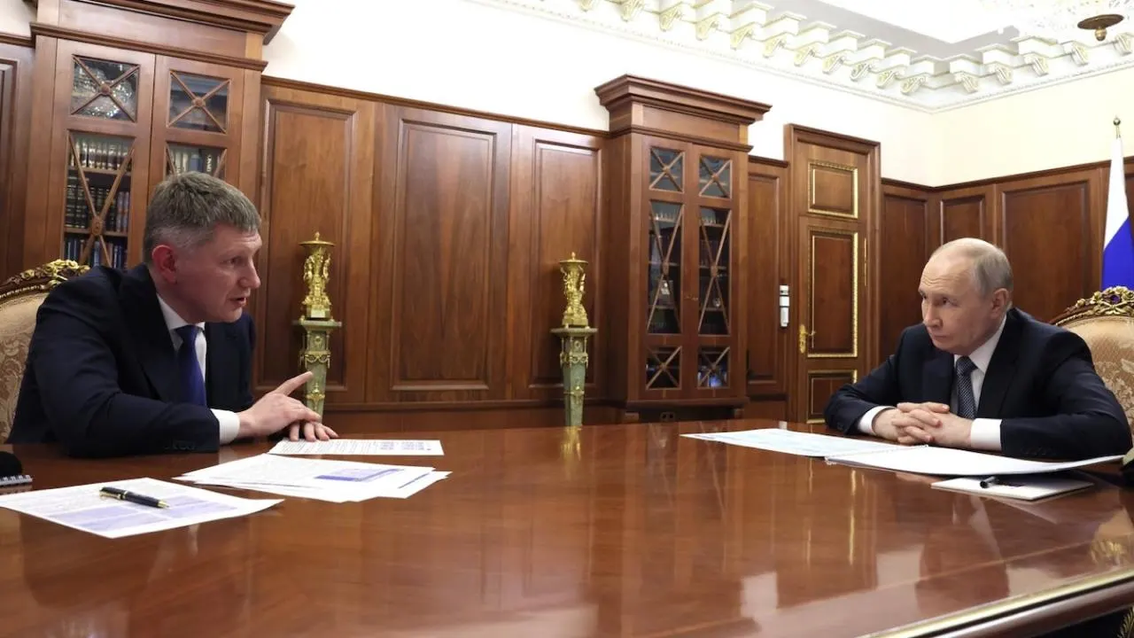Министр экономического развития Максим Решетников заявил президенту, что экономика России сокращает отставание от США по темпам роста: по итогам 2025 года ВВП на душу населения достиг почти 56% от уровня США, хотя по абсолютным показателям страна всё ещё значительно уступает.