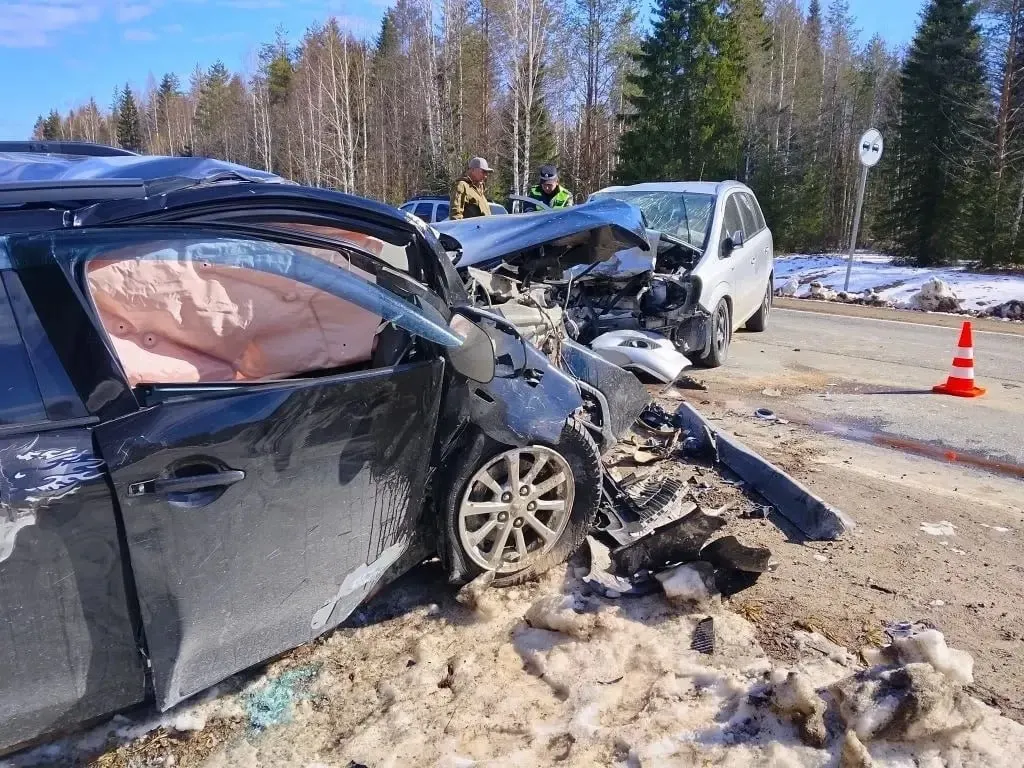 Mitsubishi ASX выехал на встречную полосу и столкнулся с Opel Zafira; среди пострадавших — несовершеннолетний 2015 года рождения.