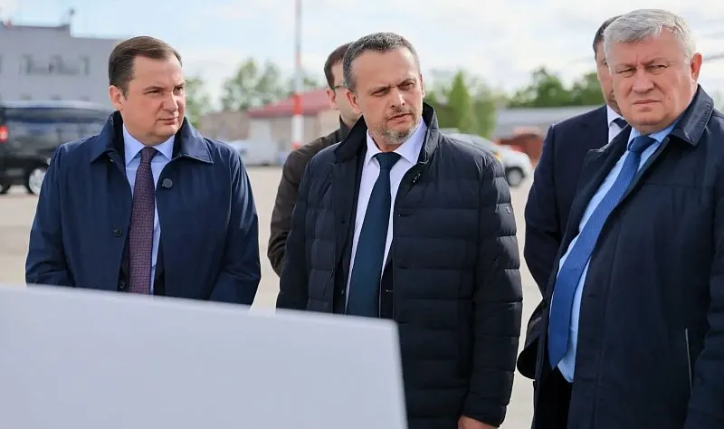 В ходе однодневного визита министр осмотрел аэропорт, проверил ход реконструкции моста в Холмогорском округе и провёл рабочую встречу с губернатором области.