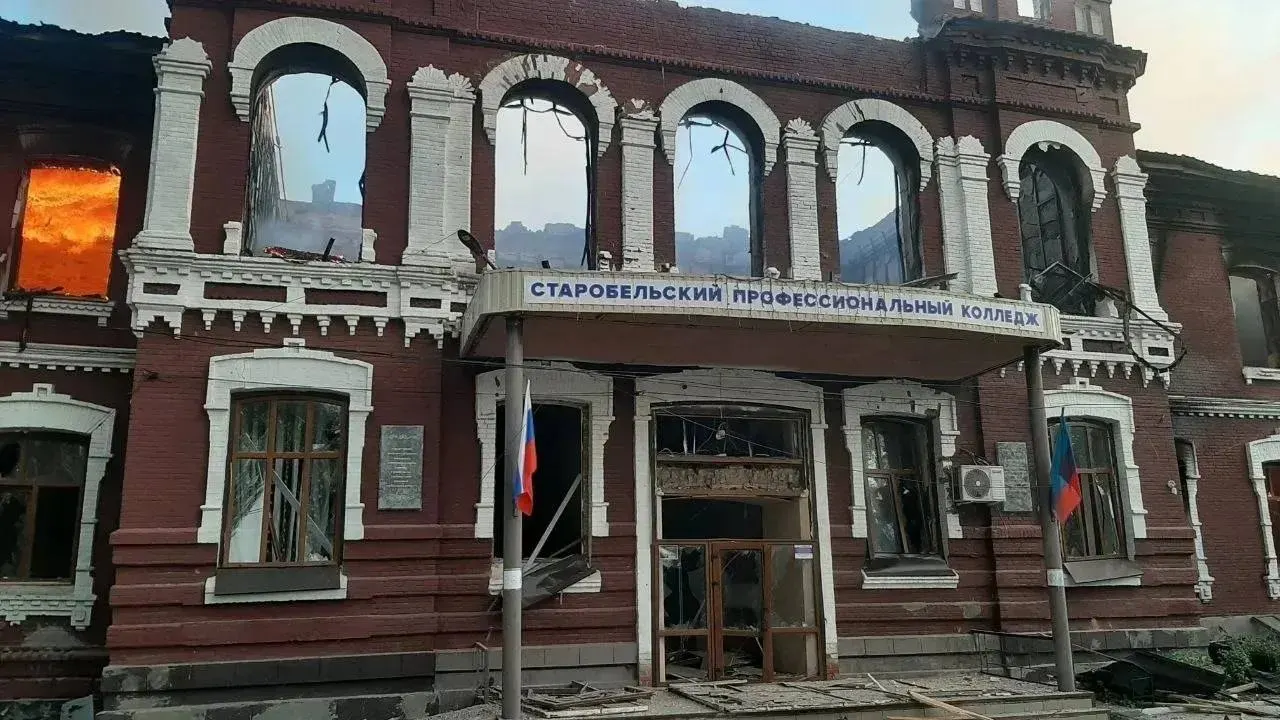Ночной удар беспилотников по общежитию колледжа в Старобельске привёл к обрушению части корпуса; спасатели продолжают поиски под завалами.