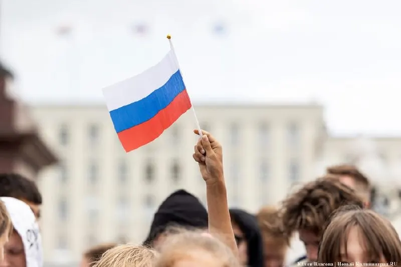 Закон определяет цели и направления воспитательной работы: формирование любви к семье и Отечеству, укрепление традиционных ценностей, поддержку молодёжи и развитие спорта как элемента патриотического воспитания.
