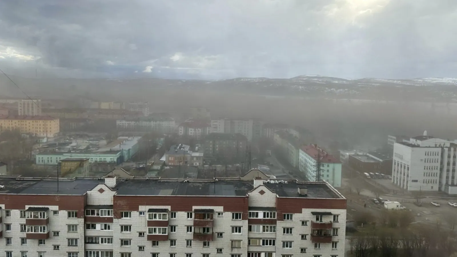 В Мурманском морском торговом порту заявили, что системы пылеподавления работали в штатном режиме, а датчики не зафиксировали превышений установленных нормативов качества атмосферного воздуха.