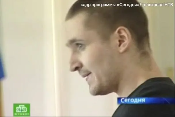 В поселке Ропша Ломоносовского района разыскивают 41‑летнего Андрея Кийко — ранее приговорённого к 25 годам за убийства и изнасилования. Он заключил контракт в 2024 году, получил ранение и пропал из больницы.