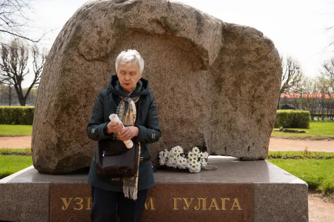 9 мая в Петербурге 85‑летняя Людмила Васильева подошла к Соловецкому камню с плакатом против попыток «прикрывать преступления Победой». Женщину доставили в полицию, затем отпустили без протокола.