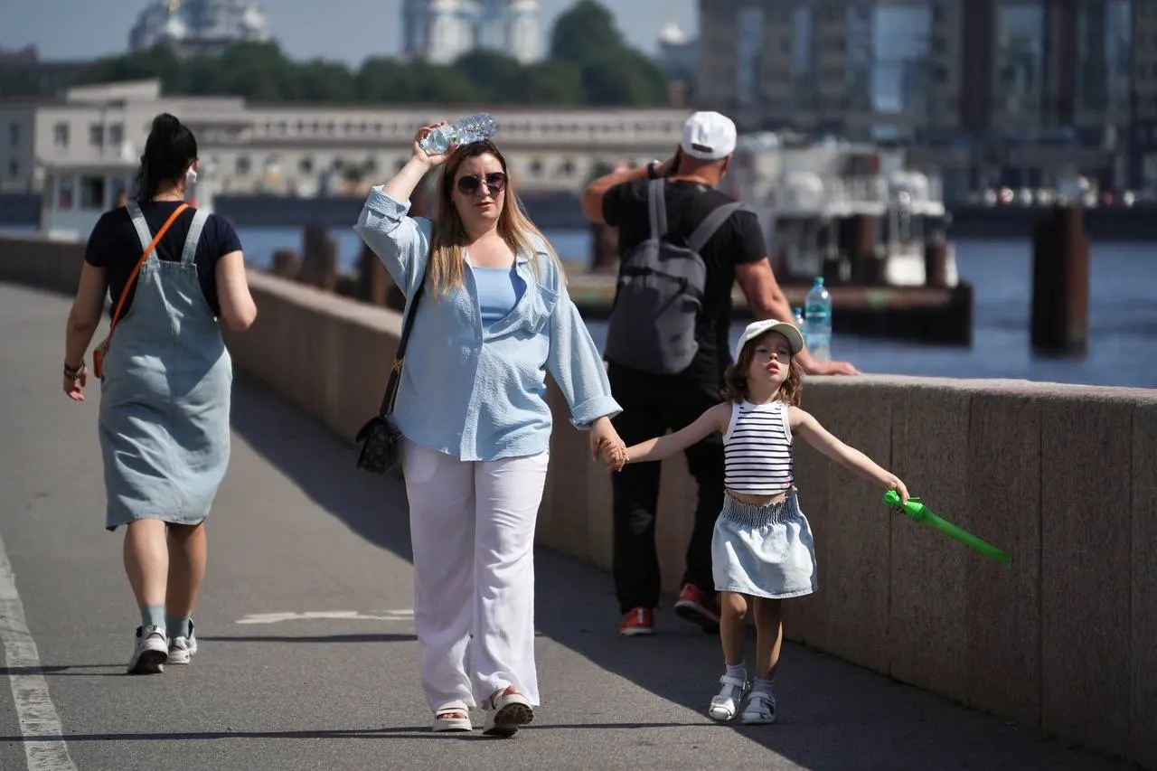 Теплый атмосферный фронт ночью принесёт в Петербург значительное потепление: синоптик прогнозирует до +28…+30 °C, шанс превысить +30 высок.