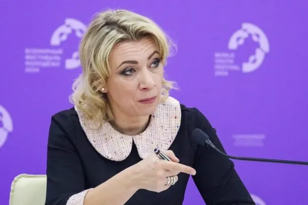 Официальный представитель МИД России заявила, что сотрудники Госдепартамента уведомляют российских дипломатов о том, что их дети, родившиеся в США, являются гражданами США по праву почвы, при этом семьи якобы не подавали заявлений и узнавали об этом постфактум.