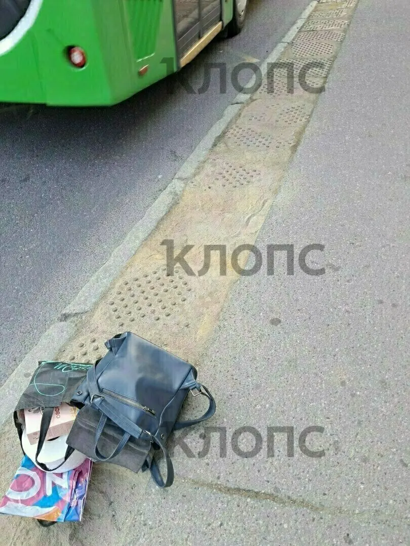 Вечером на остановке на улице Озерова 58‑летняя женщина подвернула стопу на разбитой жёлтой плитке, упала и получила ушибы коленей и сотрясение; прохожие и водитель не оказали помощи.