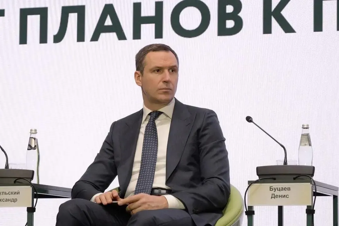 Денис Буцаев, курировавший мусорную реформу, объявлен в розыск по делу о хищении средств Российского экологического оператора. По данным следствия, он может находиться в США; реформа, на которую потратили не менее 94 млрд рублей, не достигла заявленного уровня переработки отходов.