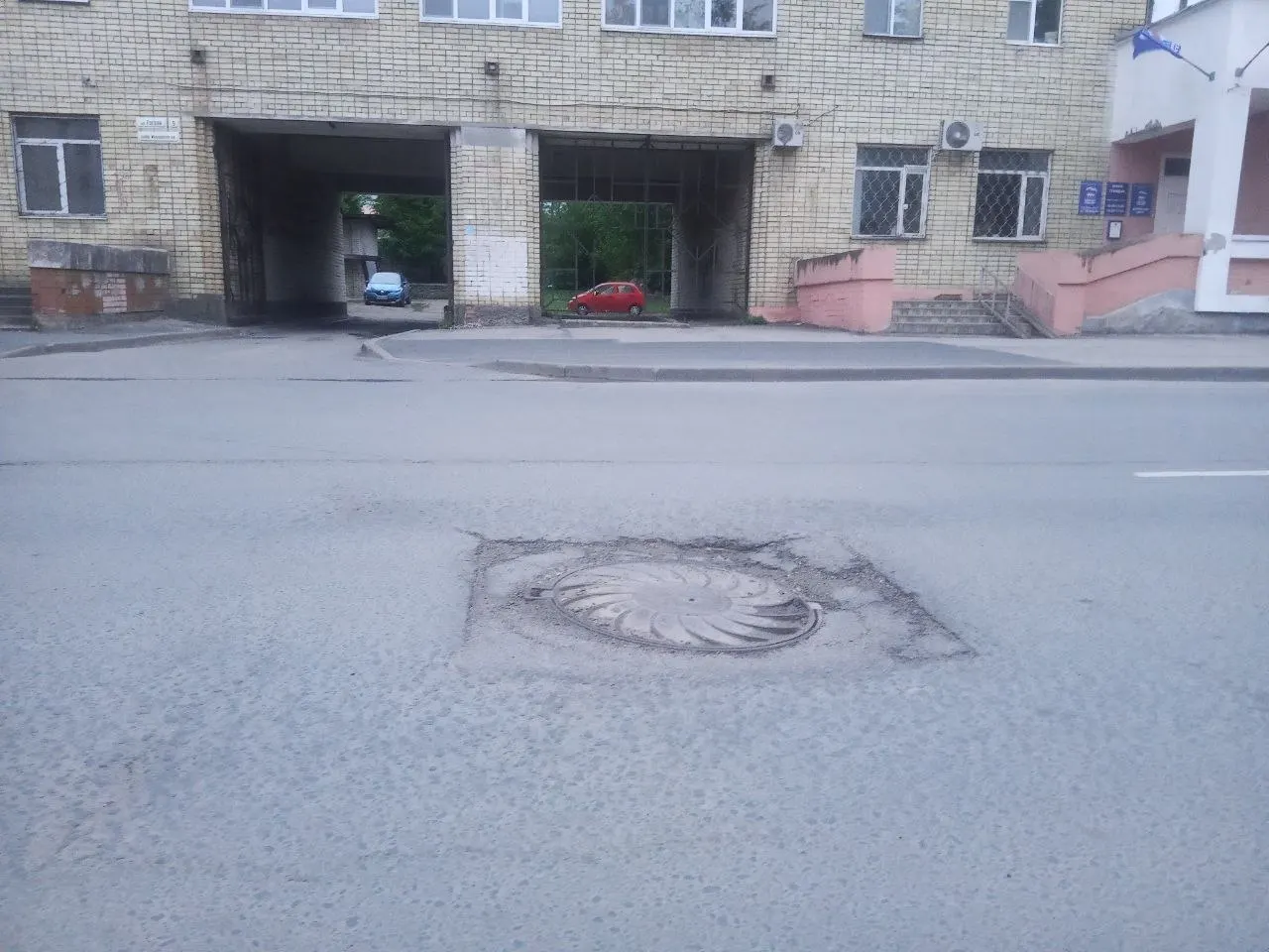 Депутат городской думы Татьяна Пасман попросила проверить проседающие люки на нескольких улицах Пскова; при выявлении нарушений их включат в план ремонта этого года.