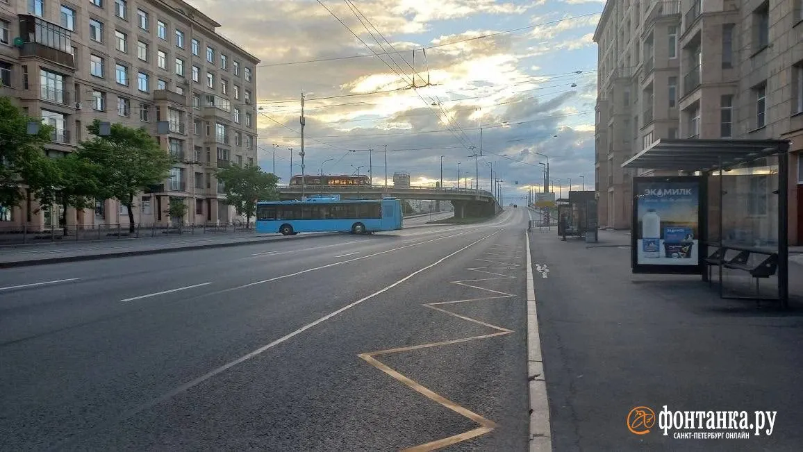 Утром у Володарского моста автобус заехал на разделительный бордюр и буксовал задними колёсами; перевозчик утверждает, что факт ДТП не подтверждён.