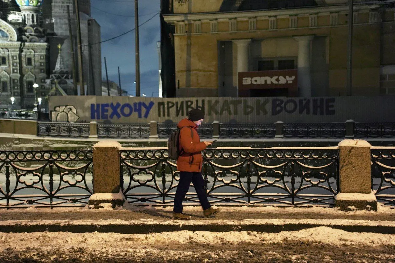 Петроградский районный суд признал его виновным в вандализме и повторной «дискредитации» армии; срок зачтён за время в СИЗО. После оглашения приговора художника освободили в зале суда.