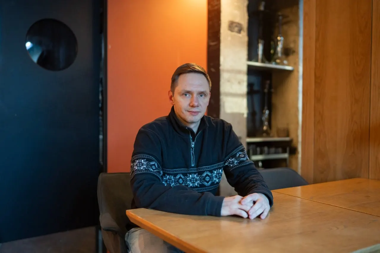 Продюсер косплей‑фестивалей вернулся 6 мая спустя более двух месяцев за границей; ранее ему вручили бессрочный запрет на въезд по причине якобы непогашенного штрафа, что он отрицает.