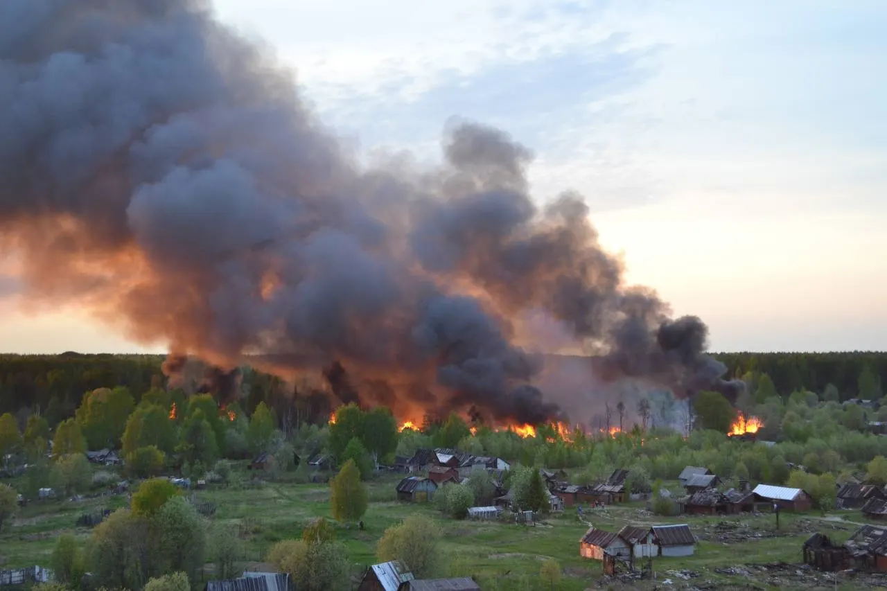 В гаражной зоне за улицей Советской в Мирном начался сильный пожар — огнём уничтожены десятки построек, к тушению привлечены пожарные и спасатели, постгоревшая площадь около 600 кв. м.