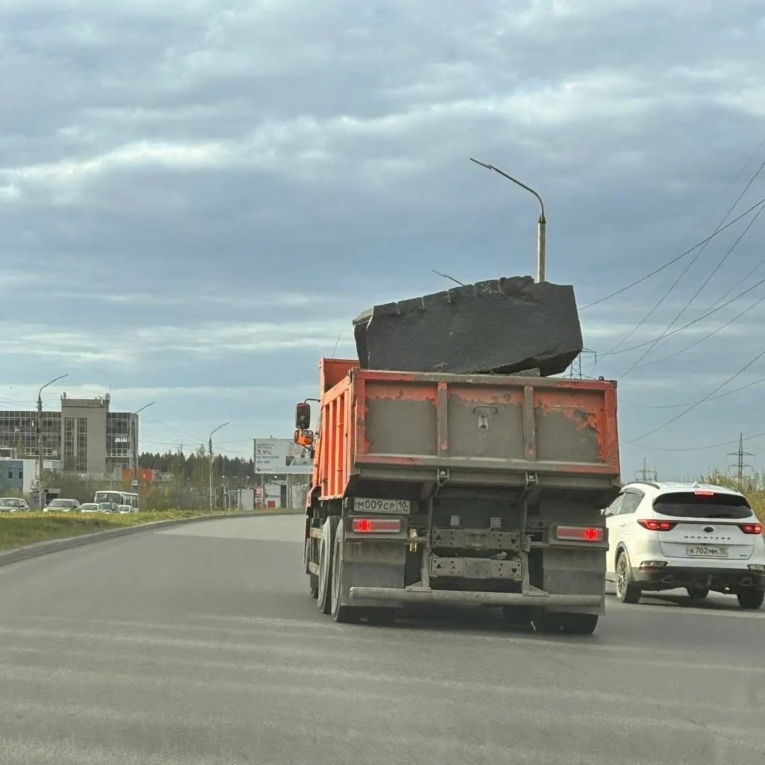 Жители Петрозаводска обеспокоены: большегрузы доставляют по городу большие камни и плиты без надёжной фиксации — на поворотах они могут вылететь на проезжую часть.