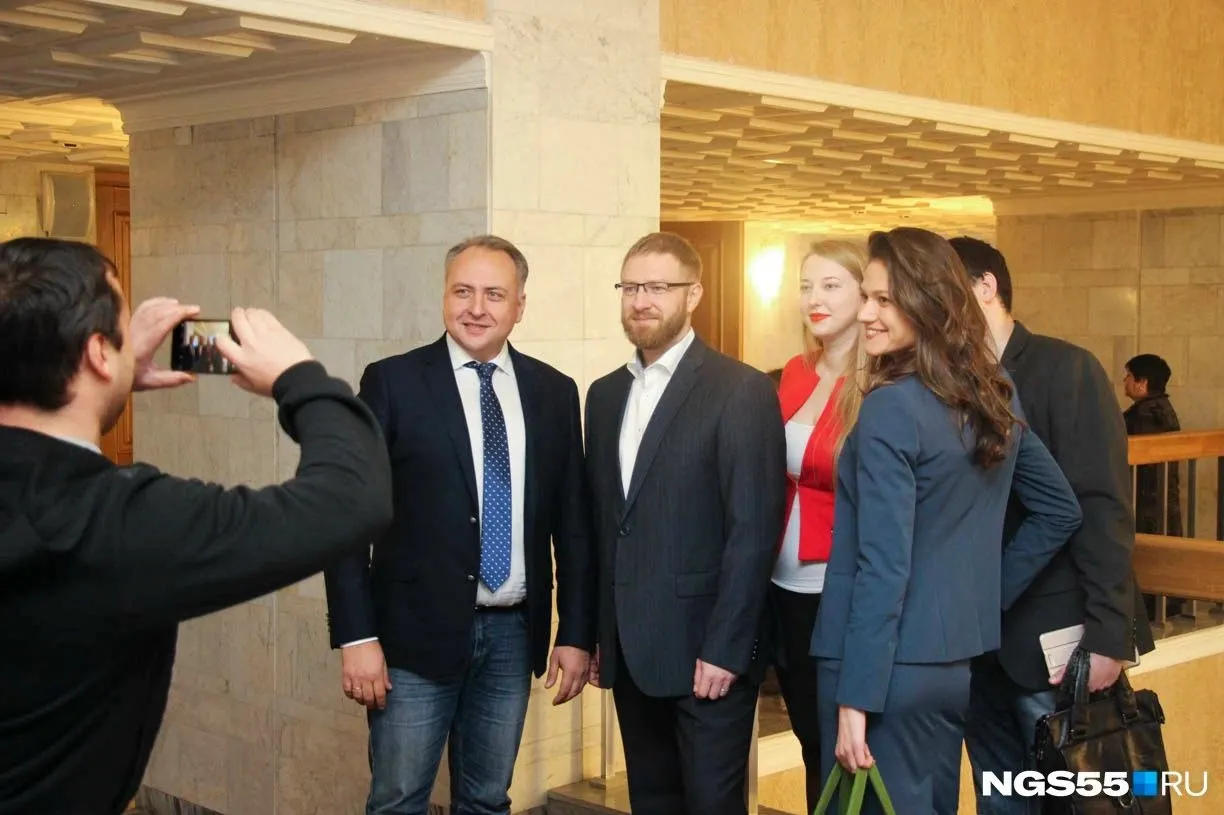 Петроградский районный суд 29 мая приостановил слушание уголовного дела о растрате 37 млн рублей в отношении Александра Малькевича. Суд разрешил ему уехать на СВО; ранее он сложил мандат депутата и работал гендиректором «12 канала» в Омске.