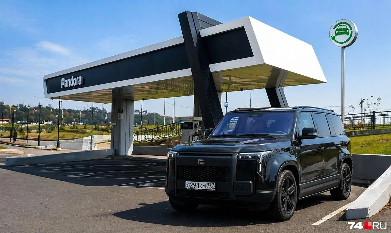 На калининградском «Автоторе» в июне 2026 года стартует крупноузловая сборка гибридного кроссовера Rox 01; машина оснащена электромоторами 476 л.с., бензогенератором для подзарядки, электрический пробег до 200 км; цены — от 8,35 млн руб., топ‑версия Adamas дороже 10 млн; локализация может снизить цену примерно на 925 тыс. руб.