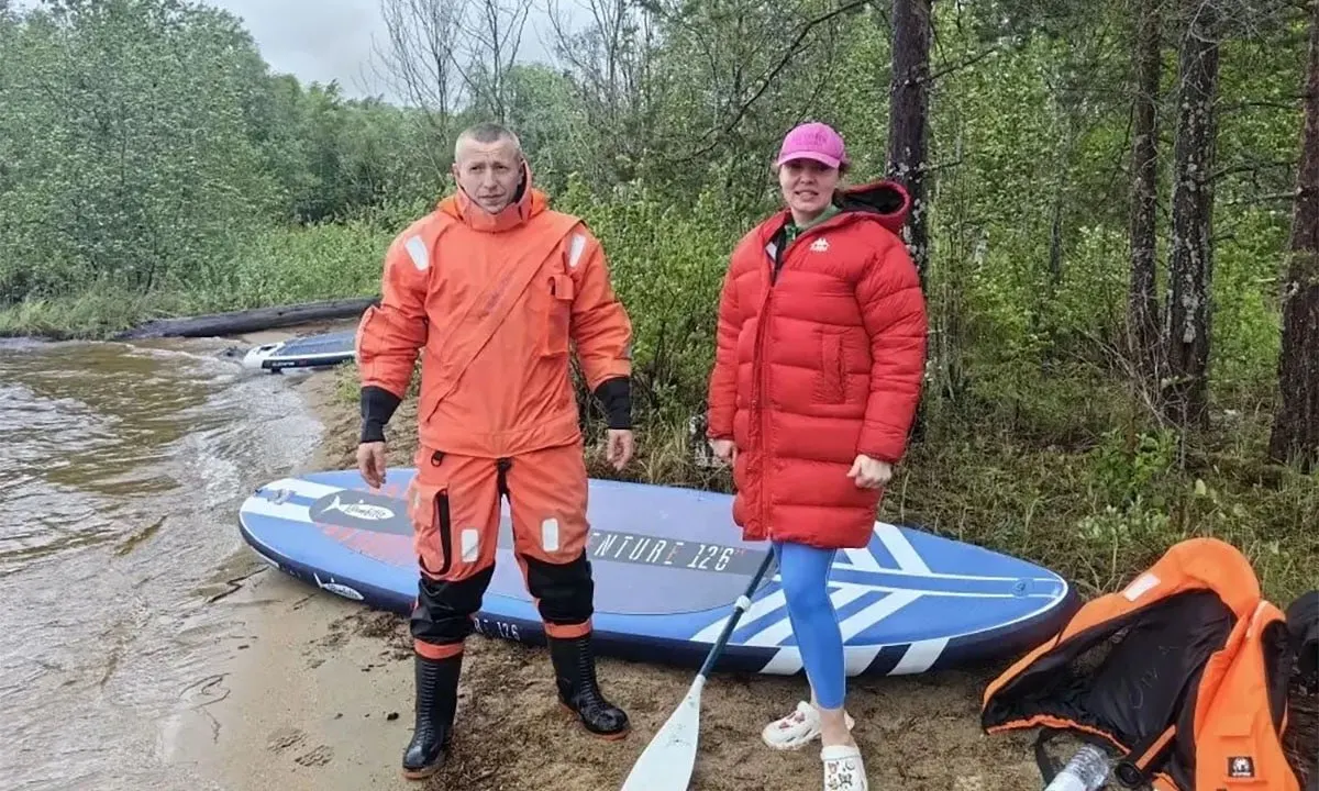 Спасатели из Петрозаводска эвакуировали двух людей с острова на озере Лососинное после ухудшения погоды; медпомощь не потребовалась.
