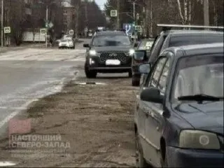 В Печоре власти признали, что полноценного ремонта дорог пока нет: на 2026 год запланирован ямочный ремонт площадью около 600 кв. м. Глава муниципалитета попросил соблюдать ПДД и не оставлять машины на обочинах.