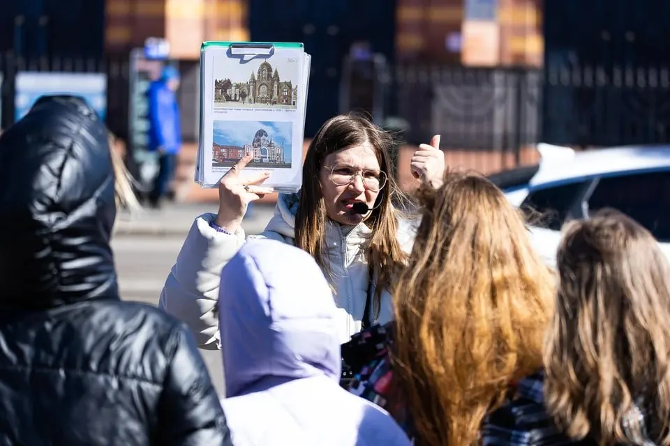 Туристический бум в Калининграде привёл к притоку новых гидов — от бывших военных до таксистов — но обязательная государственная аттестация и нелегальная практика создают напряжённую ситуацию на рынке экскурсий.