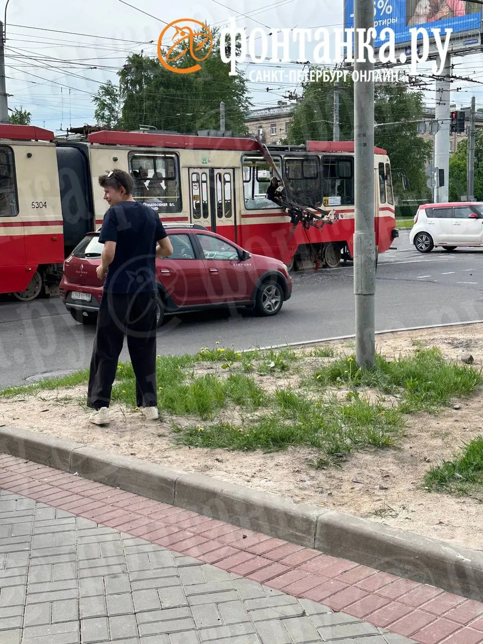 Около 17:08 вагон раскачало и он «подпрыгнул», после чего сорвало токоприёмники. Движение трамваев затруднено, по предварительным данным пострадавших нет.