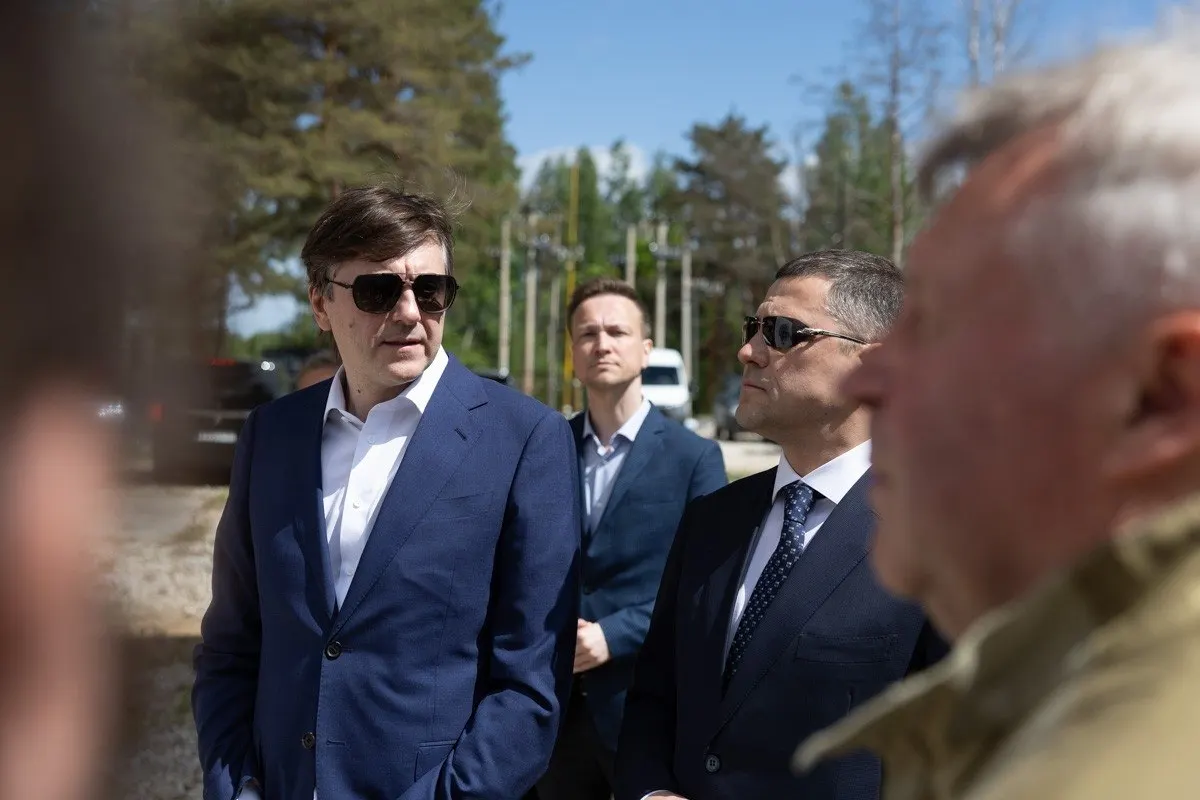 Во время визита министр отметил участие региона в программах по капремонту и строительству школ, меры поддержки семей и старт детской оздоровительной кампании.