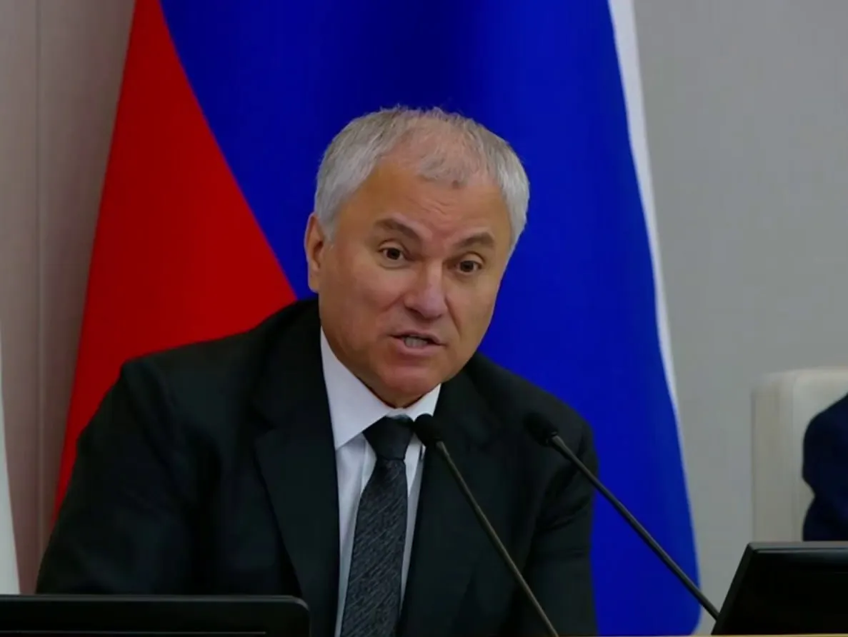 Депутаты во втором чтении одобрили законопроект, включающий в перечень профилактических мер противодействие «фальсификации истории» и предупреждение уклонения от исполнения обязанностей по защите Отечества.