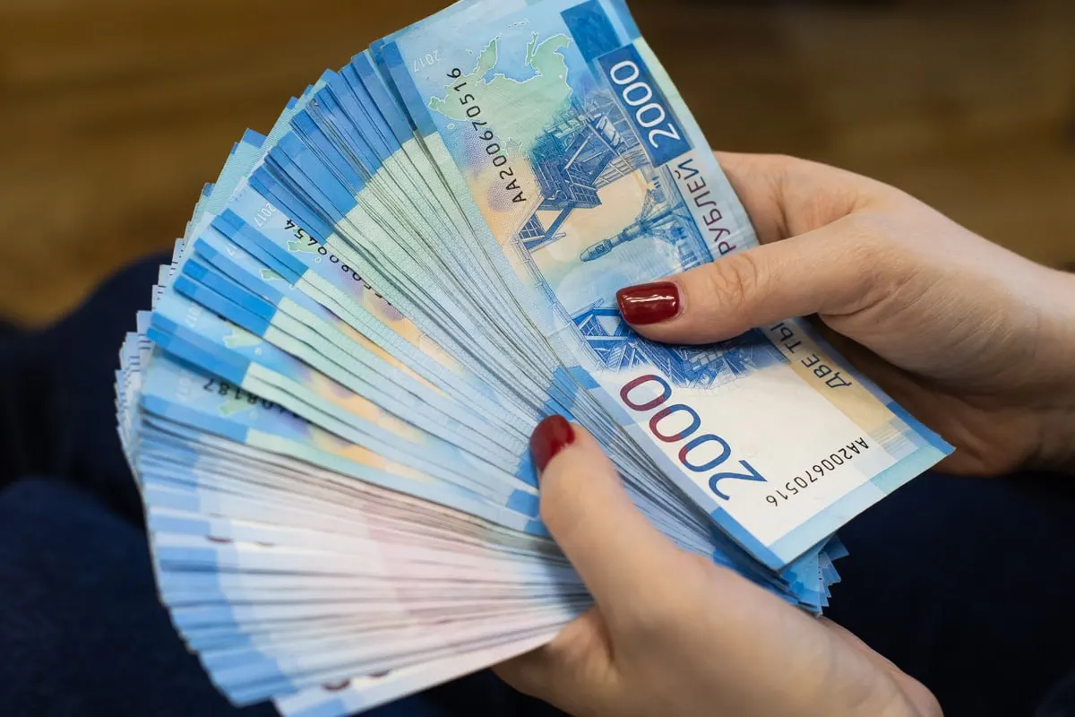 После двухмесячной задолженности и расторжения договора собственник добился взыскания 1,4 млн рублей через суд. После ареста счетов и запрета на выезд женщина полностью оплатила долг и исполнительский сбор.